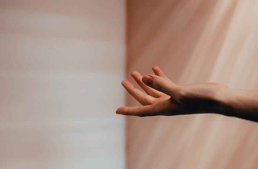 Le mani - Articolo di Franco Bottalo | Mani, contatto, taoismo